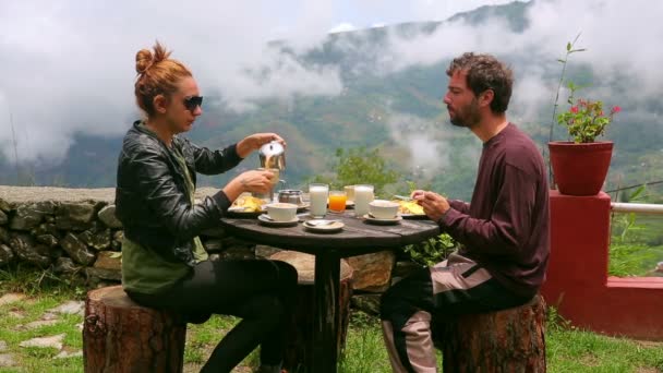 Tourist couple eating breakfast — Stock Video