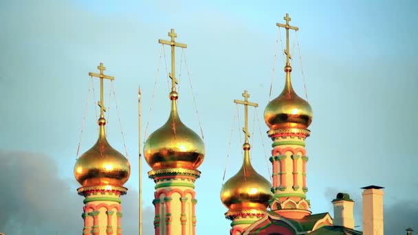 Goldene Kuppeln mit Kreuz über dem Kreml — Stockvideo