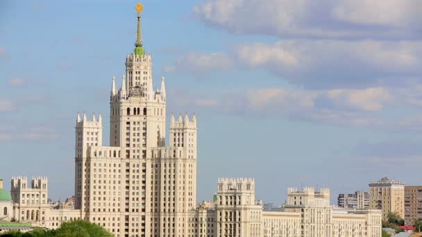 Здание сталинской эпохи в Москве — стоковое видео