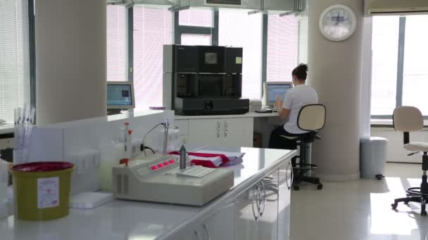 Científica femenina trabajando en laboratorio — Vídeo de stock