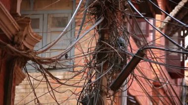 dağınık elektrik kabloları