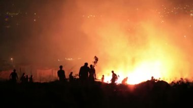 İtfaiyeciler, gece orman yangını