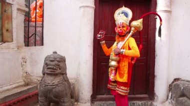 adam giyen hanuman kostüm