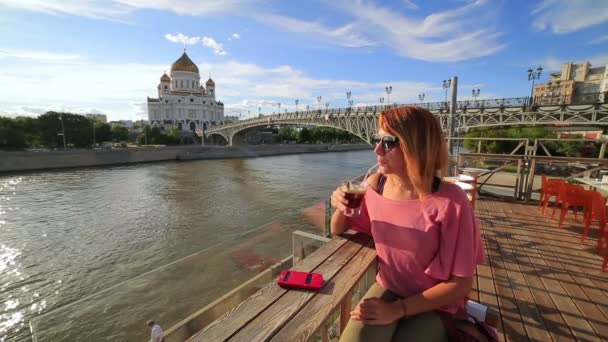 Vrouw drinken cocktail, Moskou stad — Stockvideo