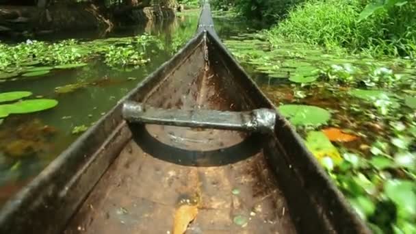 Лодка движется вдоль канала — стоковое видео