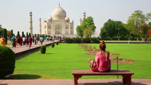 Mujer en Taj Mahal — Vídeo de stock