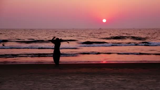 Жінка танцює на заході сонця — стокове відео