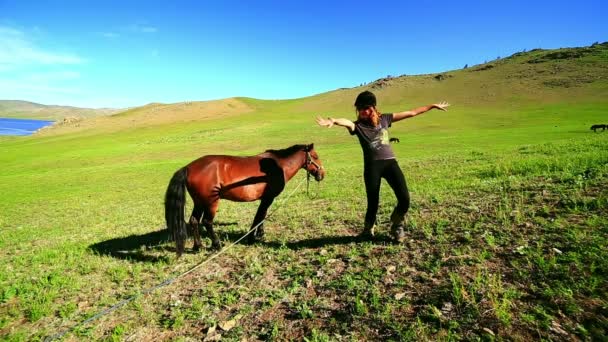 Vrolijke paard rider vrouw — Stockvideo