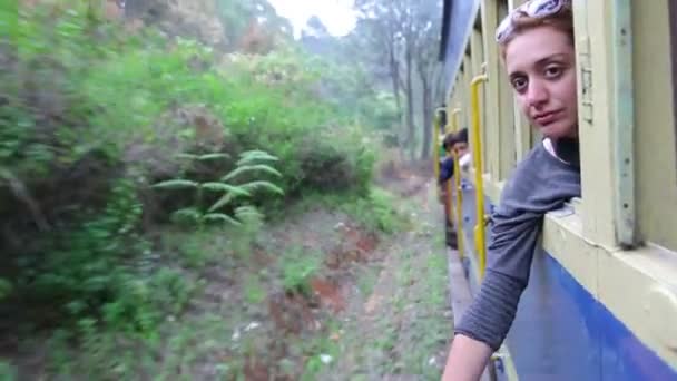 Chica espiando fuera del tren — Vídeo de stock