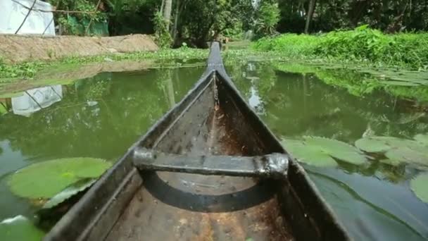 Barco se movendo ao longo do canal — Vídeo de Stock