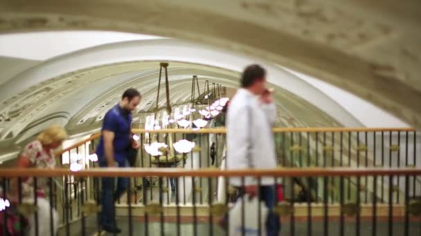 Moskva metro passagerare — Stockvideo