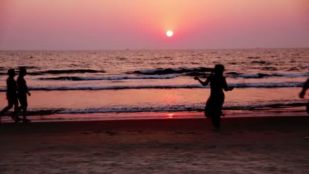 Mulher dançando ao pôr do sol — Vídeo de Stock