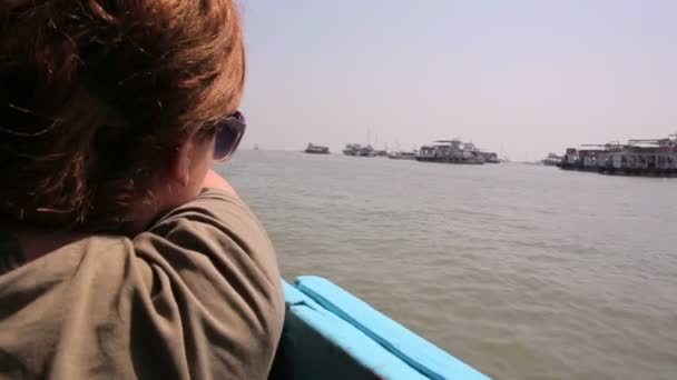 Женщины-туристы на лодке — стоковое видео
