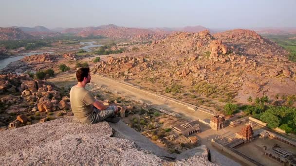 Majestueuze boulder rotsen — Stockvideo