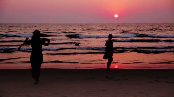 Жінка танцює на заході сонця — стокове відео