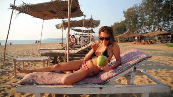 Mujer en la playa — Vídeos de Stock