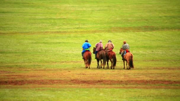 Menschen auf Pferden in der mongolischen Landschaft — Stockvideo