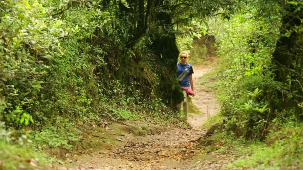 Turista feminino — Vídeo de Stock