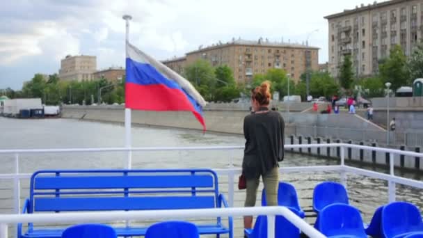 Turista femenina en viaje en barco — Vídeos de Stock