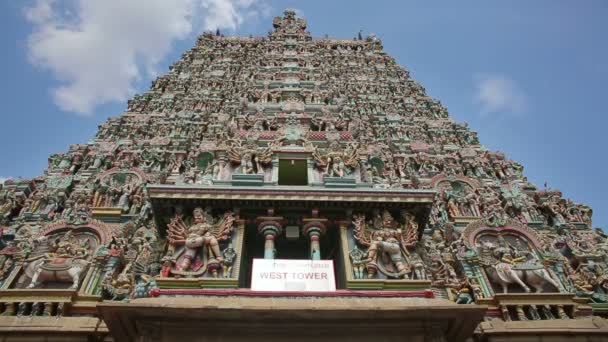 Zdobená fasáda hinduistického chrámu — Stock video