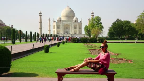 Woman at Taj Mahal — Stock Video