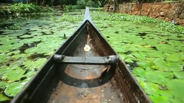 Barco se movendo ao longo do canal — Vídeo de Stock