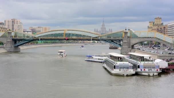 Vista del río Moskva con el edificio de la era estalinista, Moscú — Vídeos de Stock