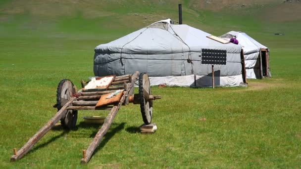 Mongolische Ger-Camps mit Solarenergie — Stockvideo