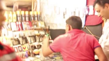 turistler geleneksel sokak pazarında