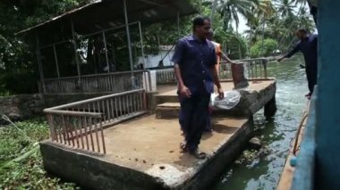 su taksi ile seyahat eden insanlar