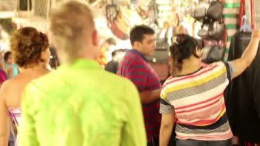 turistler geleneksel sokak pazarında