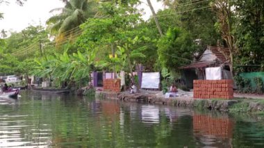 kerala önemsizden her gün sahnede