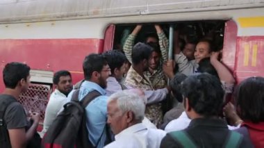 insanların kalabalık bir trende