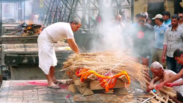 Crematie pashupatinath tempel — Stockvideo