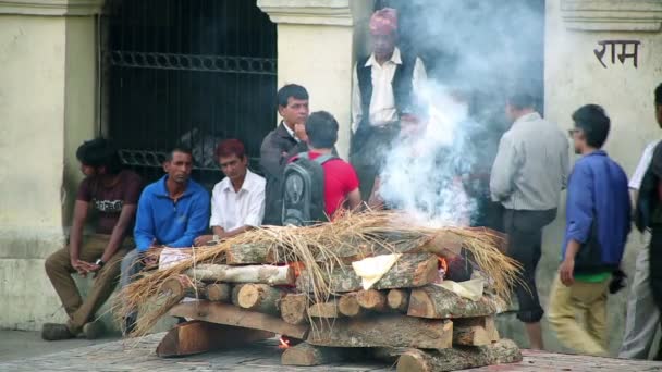 Feuerbestattung im Tempel von Pashupatinath — Stockvideo