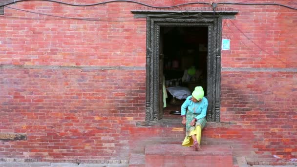 Mujer nepalí con ropa tradicional — Vídeo de stock