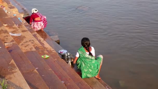Местные женщины стирают — стоковое видео