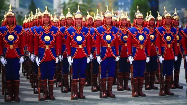 Mongolská armáda na festivalu Nádam — Stock video