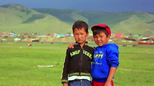 Mongoolse kinderen poseren — Stockvideo