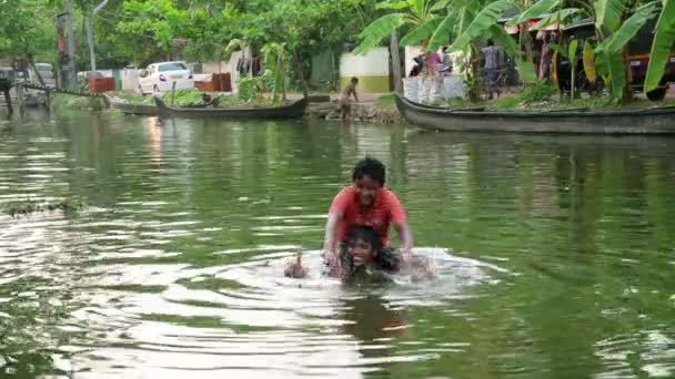 在喀拉拉邦回水的日常场景 — 图库视频影像