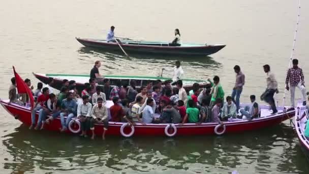 Dagelijks scene door ganges rivier — Stockvideo