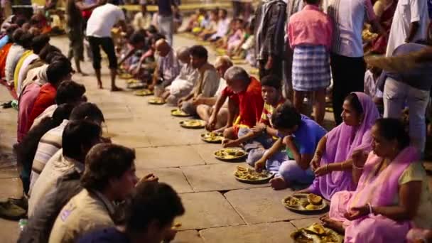 People eating free food at street — Stock Video