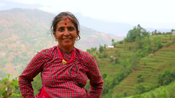 Nepalees dorpsbewoner op haar dorp — Stockvideo