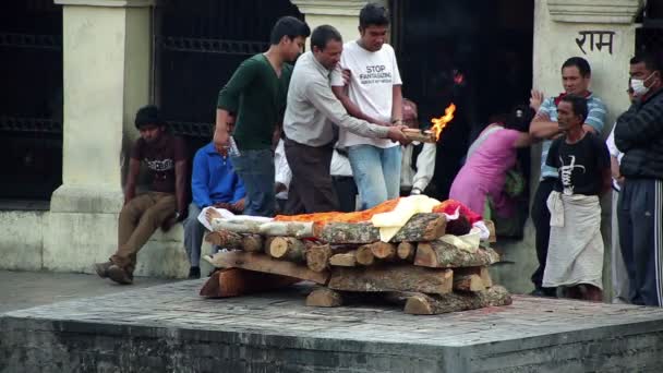 Crematie pashupatinath tempel — Stockvideo