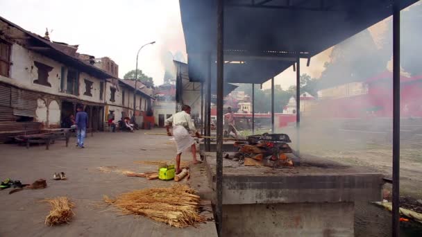 Cerimonia di cremazione al tempio di pashupatinath — Video Stock