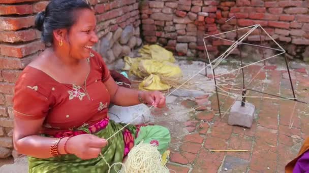 Local woman knitting at street — Stock Video