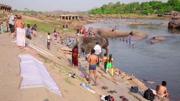 Personas bañándose en el río — Vídeo de stock