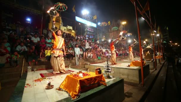 Nacht bidden ceremonie, ganges rivier — Stockvideo