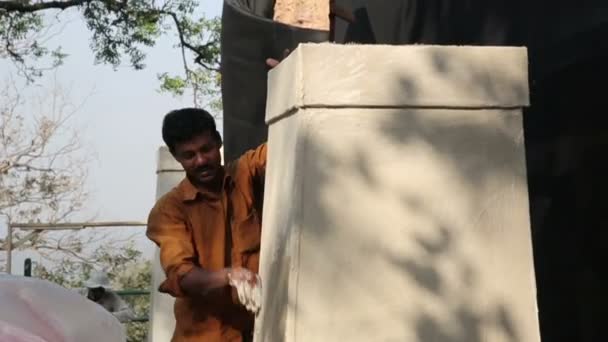 Два индийских каменщика за работой — стоковое видео