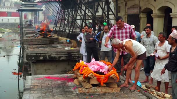 Crematie pashupatinath tempel — Stockvideo